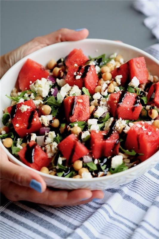 orijinal yazdan oluşan roka salatası nohut beyaz karpuz buğday salatası