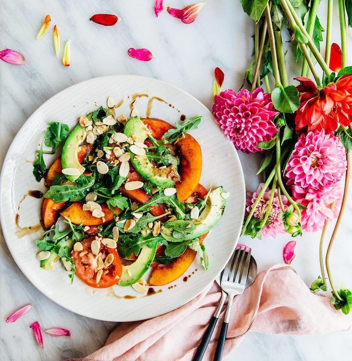 roka yaprakları ve cevizli domates salatası şeftali ve avokado dilimleri taze yaz salatası tarifi
