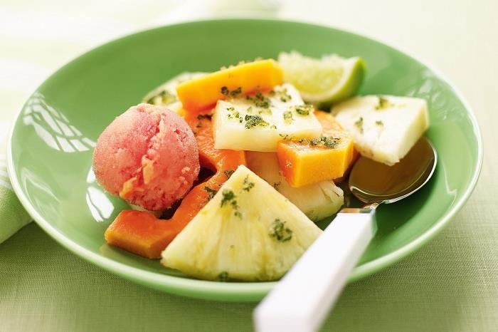 paprastas ir gaivus papajos ir ananasų vaisių salotų receptas su citrinos sultimis ir mėtomis, patiekiamas su šaukštais šerbeto