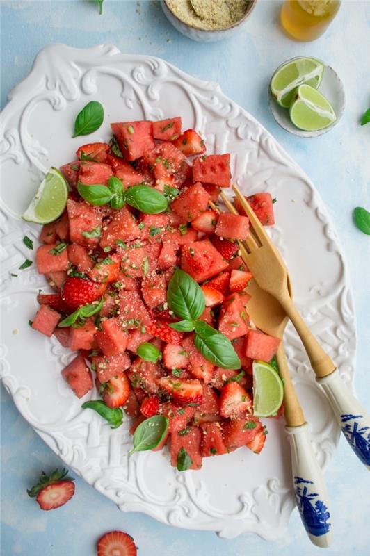 limon suyu ve akçaağaç şurubu ile tatlandırılmış karpuz, çilek, taze nane ve vegan parmesandan oluşan basit ve orijinal bir yaz salatası