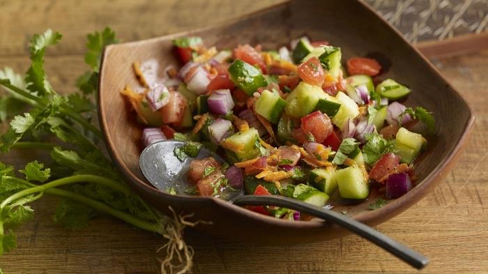 sebze bazlı kolay Malian mutfağı tarifi, salatalık ve otlu domates ile kolay bir salata fikri