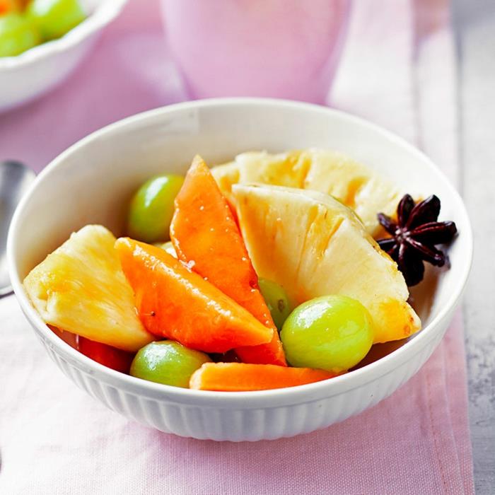 mango, ananasai, baltosios vynuogės, Karambola de Tahiti, žieminių vaisių salotos mažame dubenyje