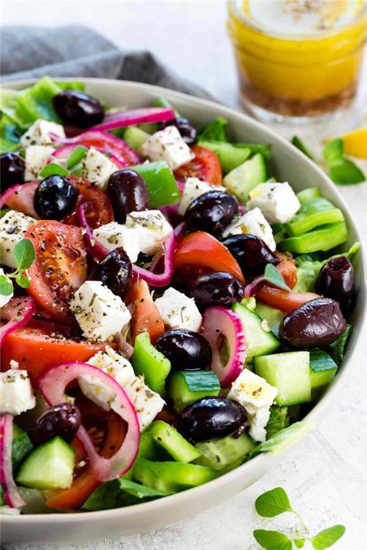šalto kepsninės garnyras, idėja gaminti graikiškas salotas su agurkais, pomidorais, alyvuogėmis, svogūnais, feta ir raudonėliais