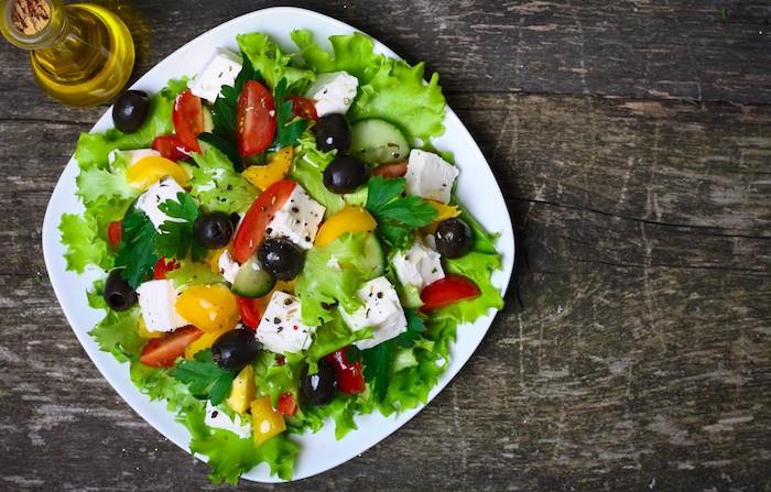 Graikiškų salotų receptas su salotomis agurkais pomidorais alyvuogėmis petražolėmis fetos sūriu