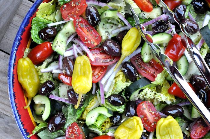 Graikiškų salotų receptas su žaliųjų pipirų pomidorų agurkų svogūnų alyvuogėmis ir sausu baziliko fetos sūriu