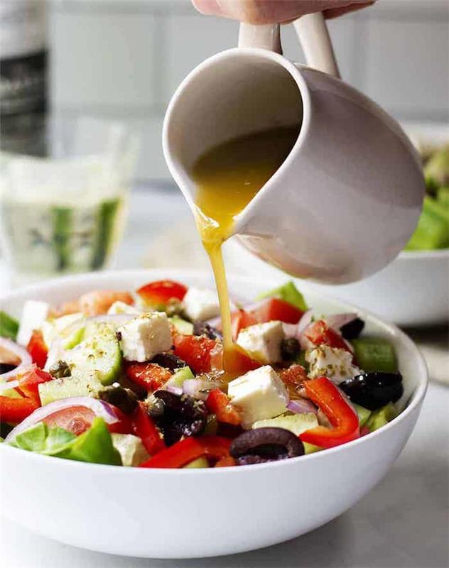 Graikiškų salotų receptas pomidorų padažas agurkas svogūnas alyvuogės šviežias baziliko fetos sūris
