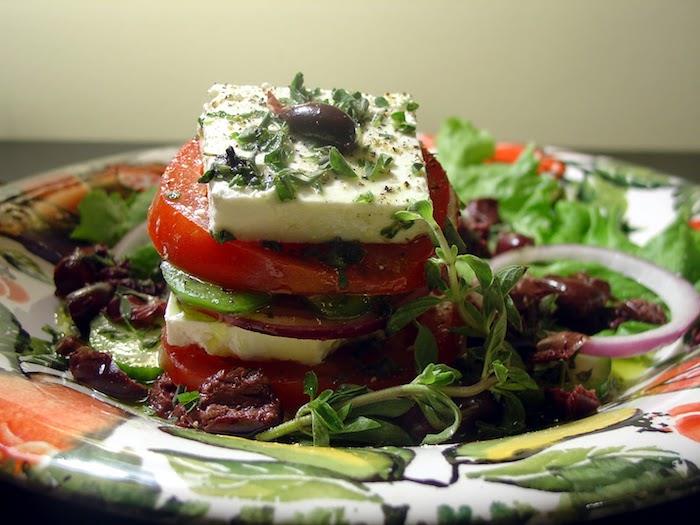 tradicinės graikų salotos pomidorai agurkai svogūnai alyvuogės šviežias baziliko fetos sūris