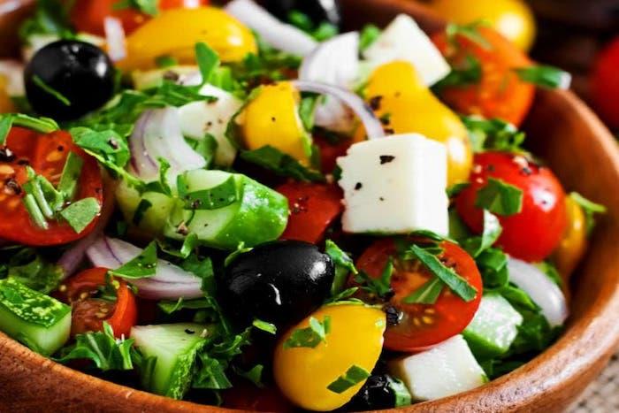 tradicinės graikų salotos pomidorai agurkai svogūnai pipirai alyvuogės ir fetos sūris švieži bazilikai