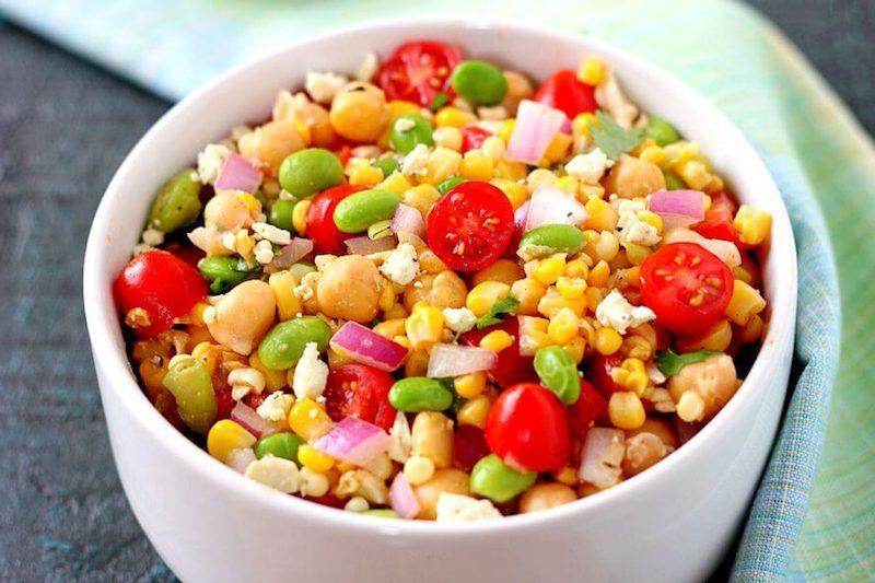 avinžirnių salotos pomidorai pomidorai kukurūzai edamame pupelės
