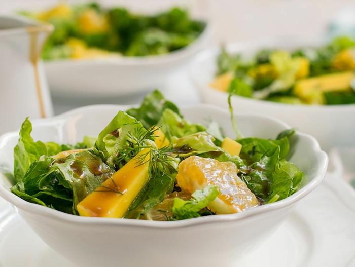 sladka in slana solata z mangom in aromatičnimi zelišči, enostavna solata za pripravo sami