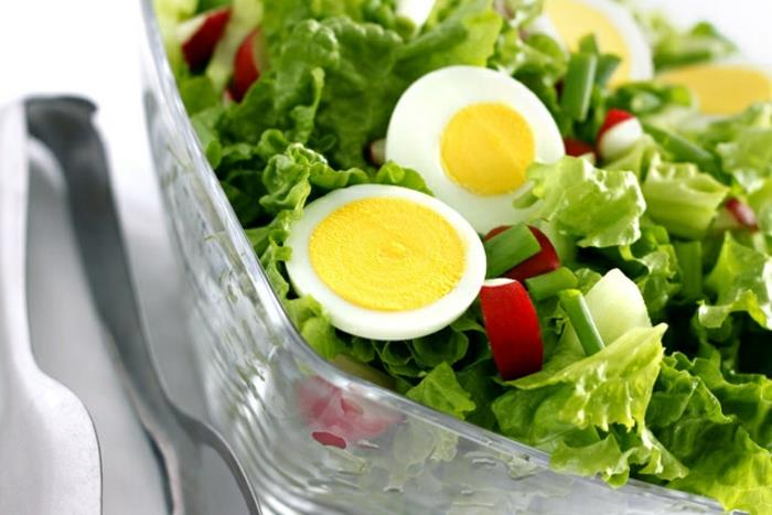 salotų salotos, ridikėliai, agurkai, žalieji svogūnai, kiaušiniai, Velykų valgio idėja, klasikinės ir paprastos salotos