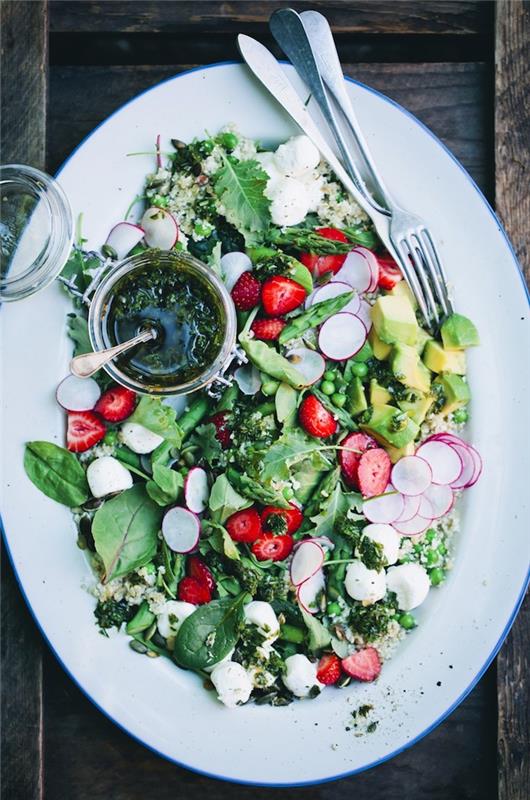 yeşillikli karışık yeşil salata turp çilek avokado ve tohumlu pesto dengeli akşam yemeği