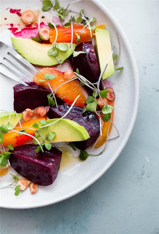 vitaminų salotos su citrusiniais vaisiais, avokadu ir virtais burokėliais, kad romantiška vakarienė prasidėtų visiškai lengvai