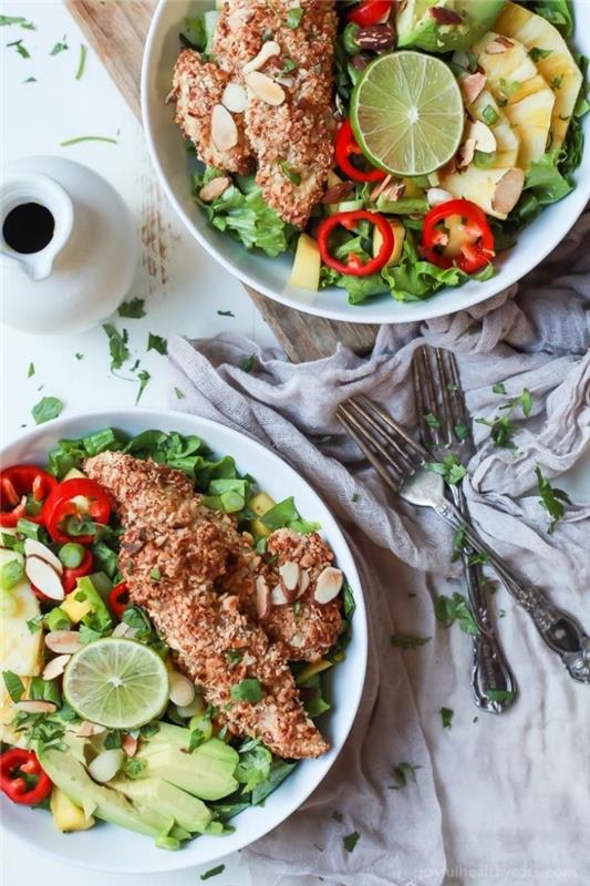 vištienos receptas su šviežių salotų, mango, avokado ir raudonųjų pipirų salotomis