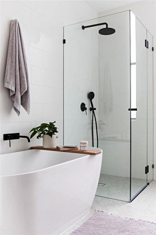 sodobna bela kopalnica s samostoječo kadjo in italijansko prho za stekleno steno, ki se zdi kot da se zlije z dekorjem
