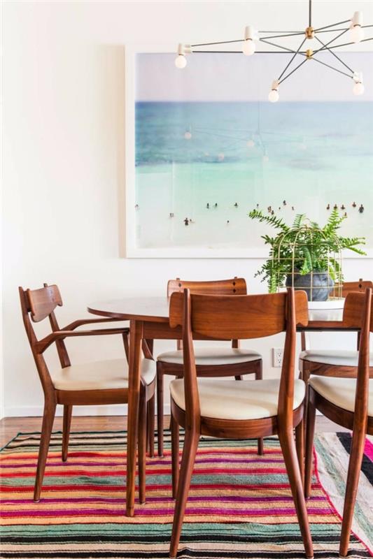 ahşap ve kumaş sandalyeler, yemek odasında çizgili kilimler, deniz manzarası