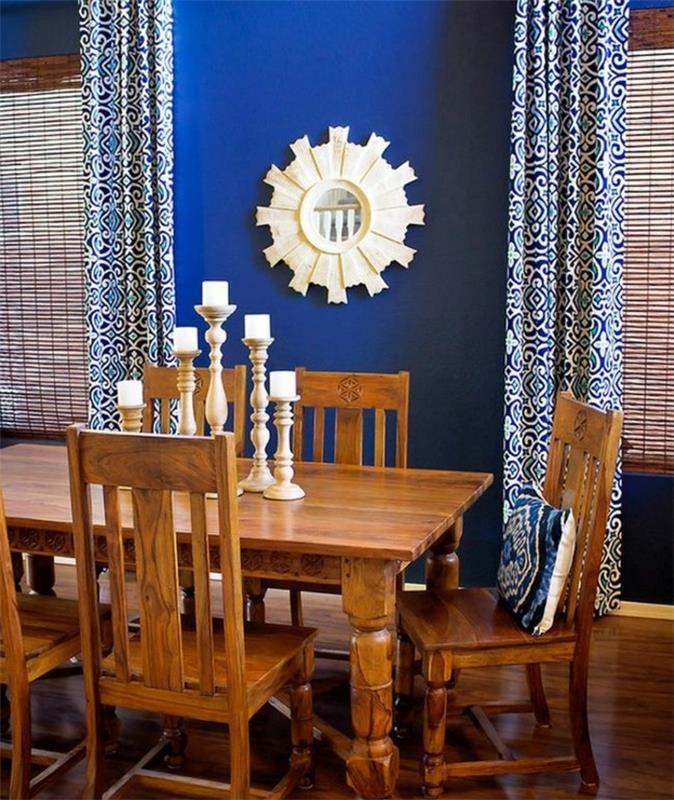 jedilnica-stoli-in-lesena-miza-lestenec-sonce-ogledalo-stenska-barva-indigo-za-okrasitev-jedilnega prostora