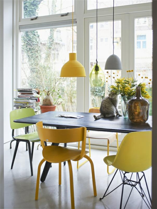 İskandinav iç mekanında sarı hardal sarısı, gri ve sarı dekorun farklı tonlarında sandalyeler