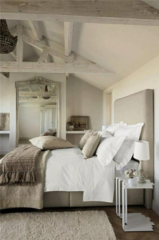spalnica-bela-preproga-taupe-posteljnina-mansardni-strop
