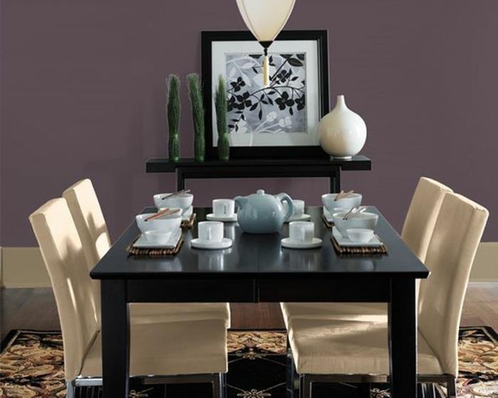 jedilnica-s-slivo-obarvanimi-stenami-vijolične-barve-notranjost-bež-stoli