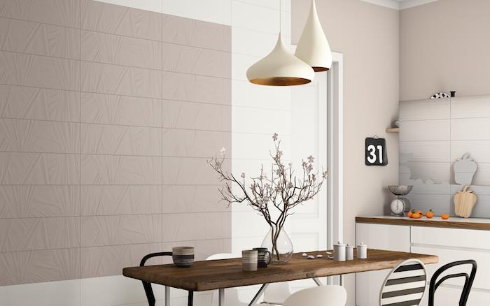 biserno siva barva na stenah sodobne kuhinje v sivi, beli in leseni barvi, kmečka lesena miza, črno -beli stoli, bele viseče luči, stenski odsek v barvi grege