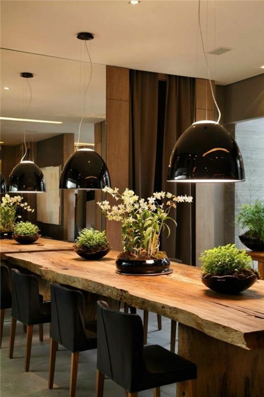 tam-ucuz-yemek odası-masif-ahşap-masa-açık-ahşap-ve-siyah-avizeler-masada-çiçekler