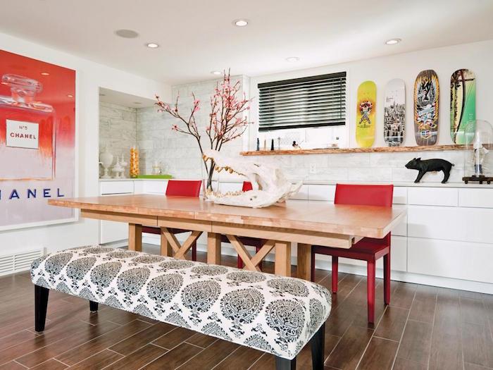 sodobna jedilnica s prilagojeno dekoracijo s klopi iz tkanine, rdečimi stoli in drsalkami