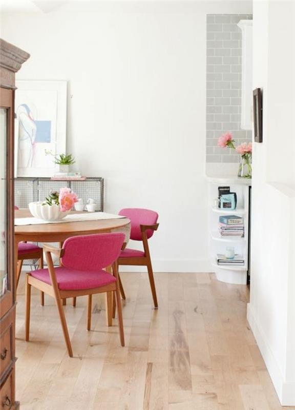 prašmatnus-dizaineris-valgomasis-šviesus parketas-grindys-rožinės-kėdės-šviesus parketas