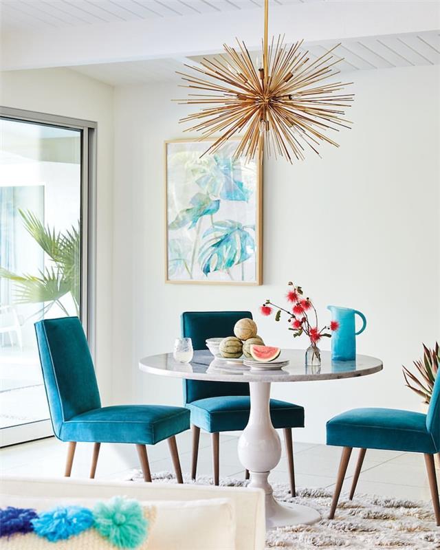 šiuolaikiška balta svetainė, apšviesta žalsvai mėlyna spalva ant kėdžių