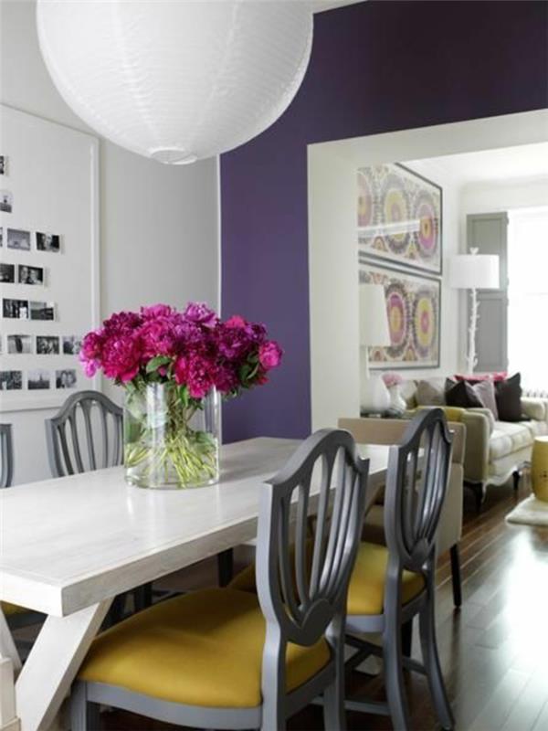 jedilnica-stene-vijolične-barvne-karte-rože-na-leseni-jedilna miza