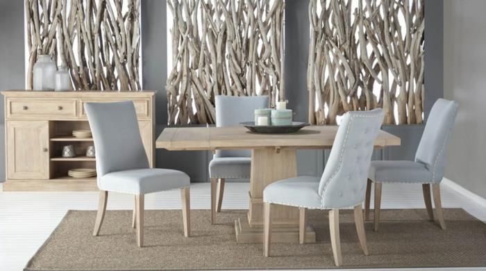 yemek odası için eski mobilyaları modernize edin, açık renkli ahşap ayaklı pastel gri kumaşla kaplanmış dört sandalye, ahşap unsurlara sahip üç büyük panel