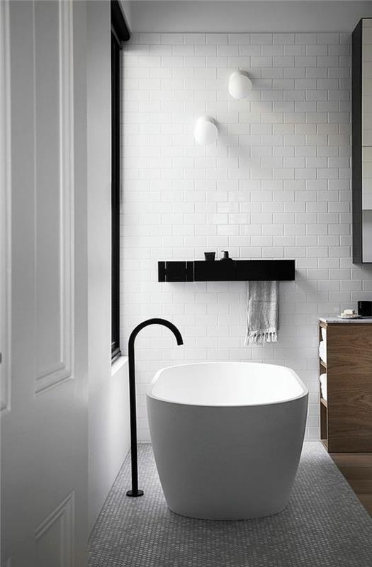 pinterest kopalnica, dekor kopalnice zen, dekoracija majhne kopalnice, stene iz belih ploščic z opečnimi efekti, dve okrogli mat beli stekleni luči