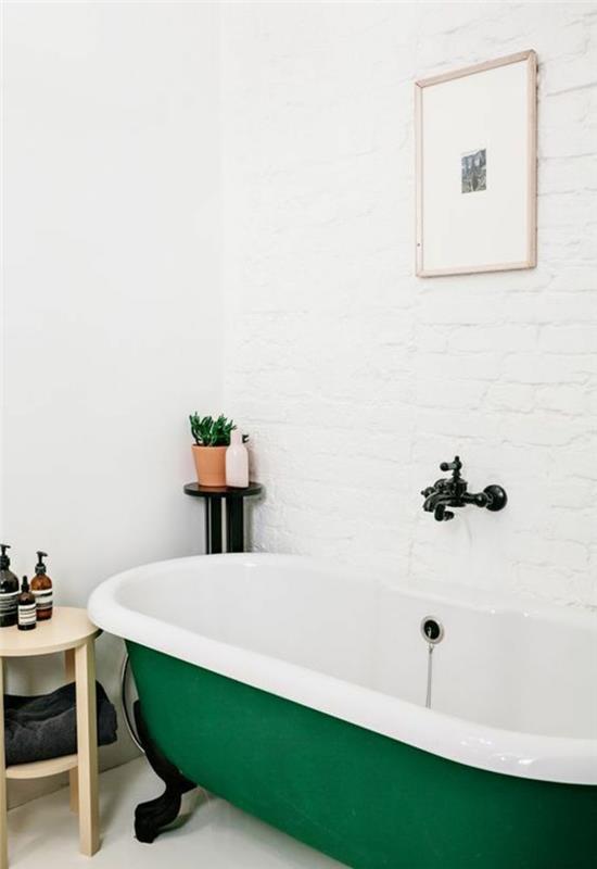 majhna kopalniška dekoracija, kopalnica 5m2, kopalna kad v zeleni barvi, z belo notranjostjo v vintage stilu, kad z retro črnimi kovinskimi nogami