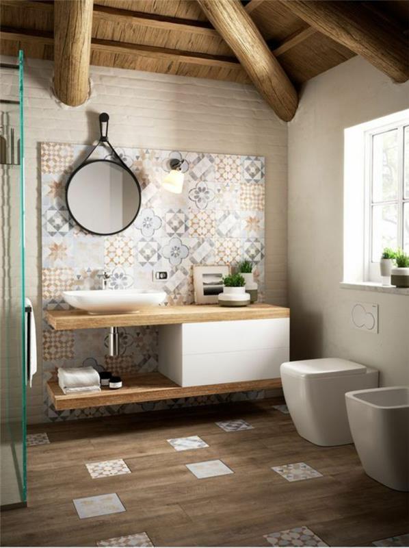 ideje za kopalnico, dekor kopalnice zen, kopalnica v naravi, okroglo ogledalo, ki visi na traku črnega umetnega usnja, tramovi iz svetlega lesa na stropu