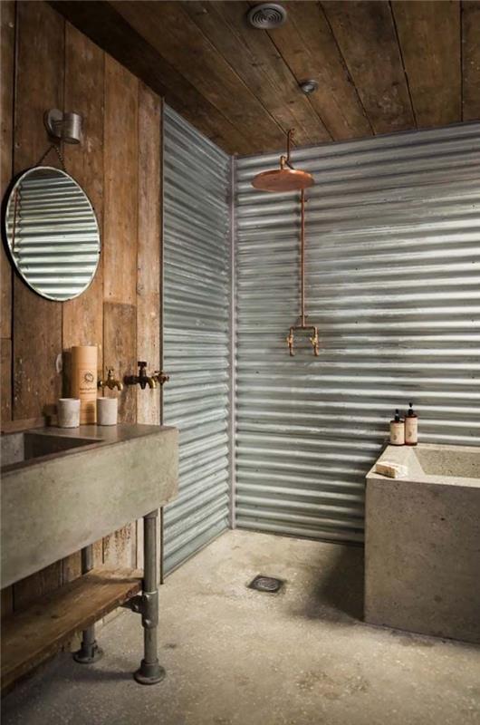 ahşap duvarlar ve tavan, beton zemin, küvet ve lavabo, bakır borulu metal duş ile rustik banyo