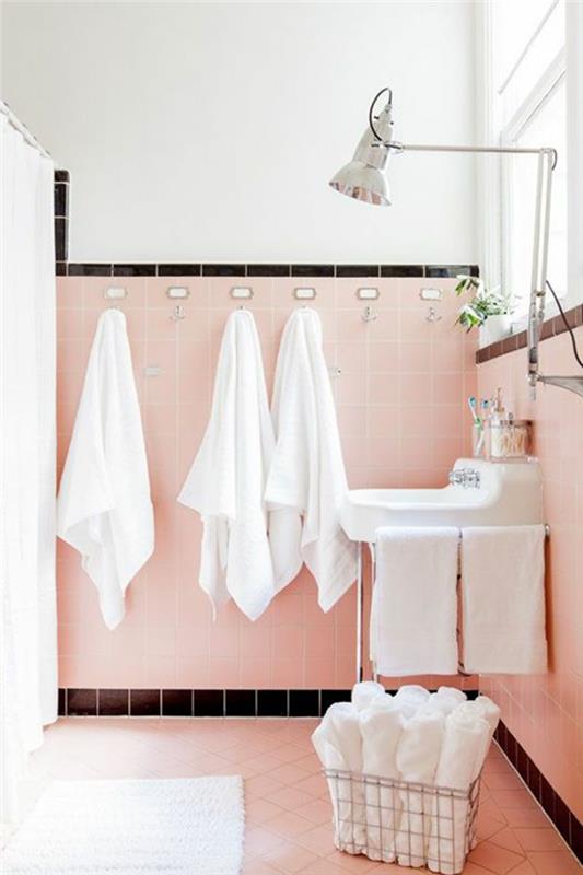 stara kopalnica-roza-ploščice-retro-umivalnik-kmečko-roza-kopalnica