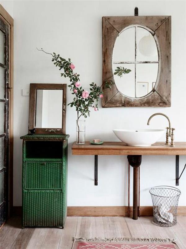 stara kopalnica-bela-stena-lesena tla-rdeča preproga-ogledalo-roza-rože-bela-umivalnik