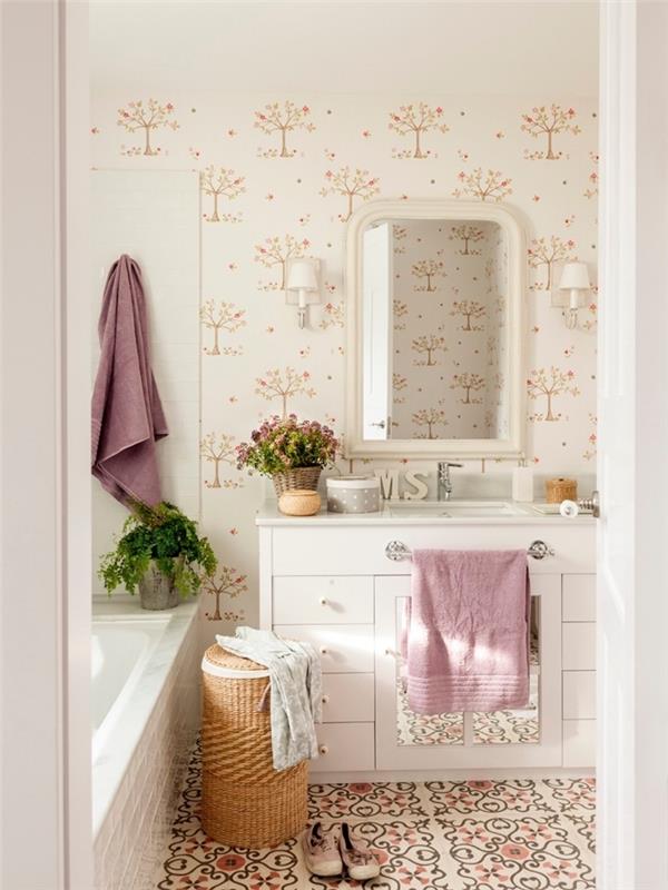 lavabonun arkasındaki çimento karolar ve rustik duvar kağıdı bu küçük banyoya yumuşak ve romantik bir hava katıyor