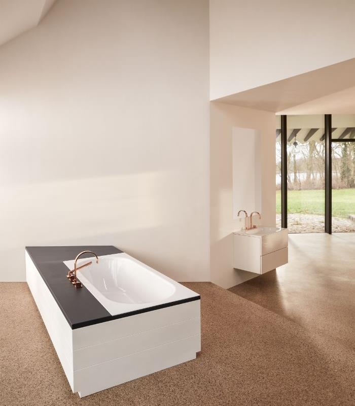 kopalnica s samostoječo kadjo na sredini, primer velike luksuzne kopalnice v minimalističnem in elegantnem slogu