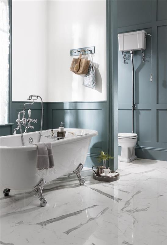 elegantiškas ir rafinuotas vonios kambarys su blizgančiomis grindimis su ančių spalva nudažytomis dailylentėmis