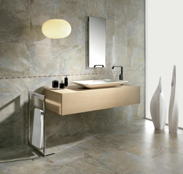 vonios kambarys su smėlio spalvos marmuro efekto plytelėmis-carrara-marmuras-kaina