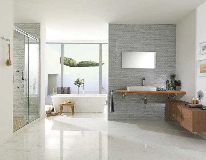 kopalnica-s-poliranimi-bež-ploščicami-v-modernem-prašno-soba-pohištvo-v-kopalnici
