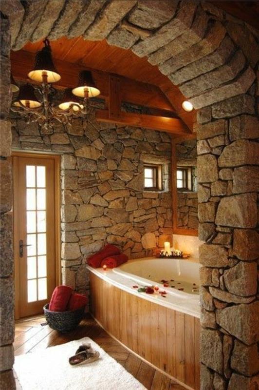 vonios kambarys su akmens apdaila-pilka siena-akmens imitacija ir medinė vonia