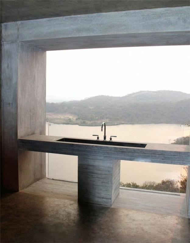 vonios kambarys su dideliu langu ir vaizdas iš vaškuotų betono grindų-modernus vonios kambarys