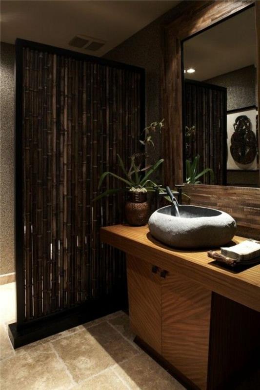 vonios kambarys su bambuko baldais vonios kambariui su smėlio spalvos plytelėmis