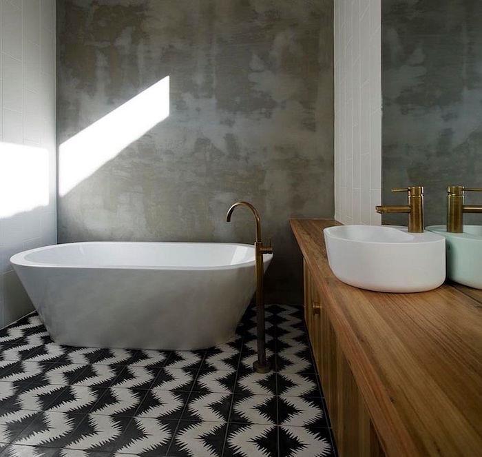 dekoratif siyah ve beyaz karolar ve ayaklı küvet ve yuvarlak flanşlı ahşap dolap üzerine banyo deco cilalı beton