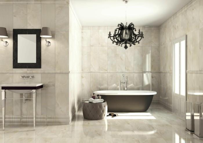 Baročna kopalnica-s-črnim lestencem-marmor-efekt-ploščice-bež-marmorna tla