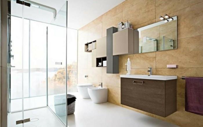 smėlio spalvos vonios kambarys su maža dušo kabina, ranka dažyta stiklo siena-skaidri siena