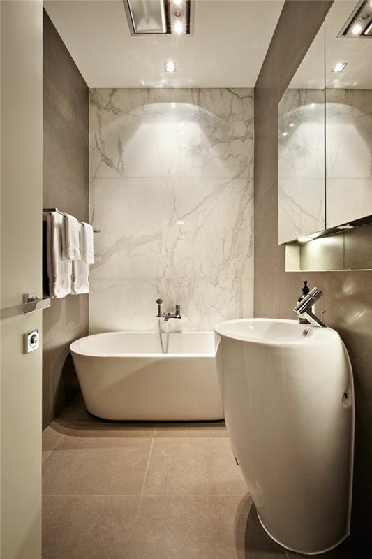 smėlio spalvos vonios kambarys su carrara-marmuru-kaina-už-taupe-vonios kambarį