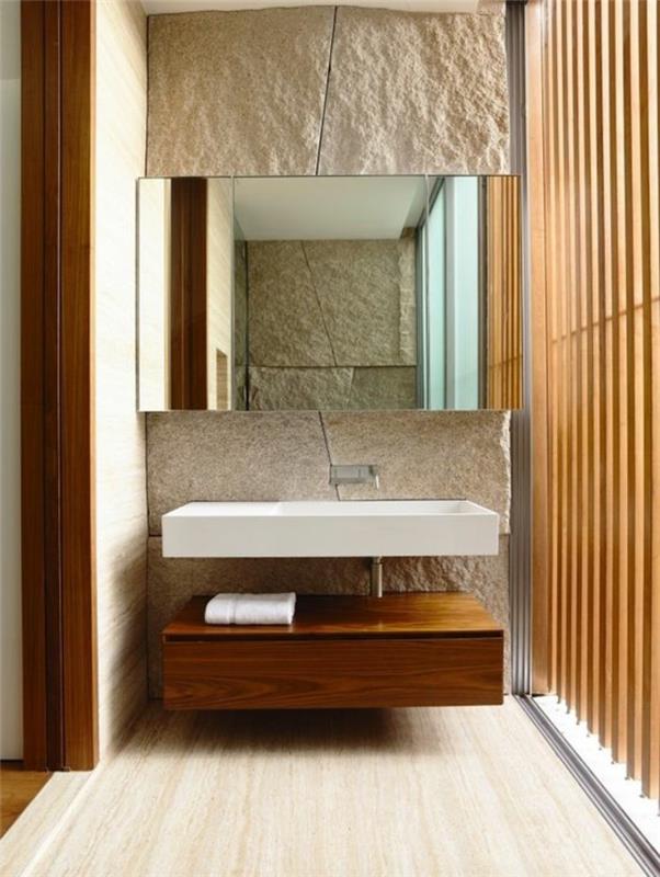 smėlio spalvos vonios kambarys-itališkas-vonios kambarys-modelis-šviesaus medžio grindys-smėlio spalvos akmens siena